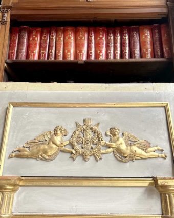 Trumeau in stucco and gilding in the Directoire top style