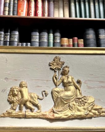 Trumeau in stucco and gilding in the Directoire top style