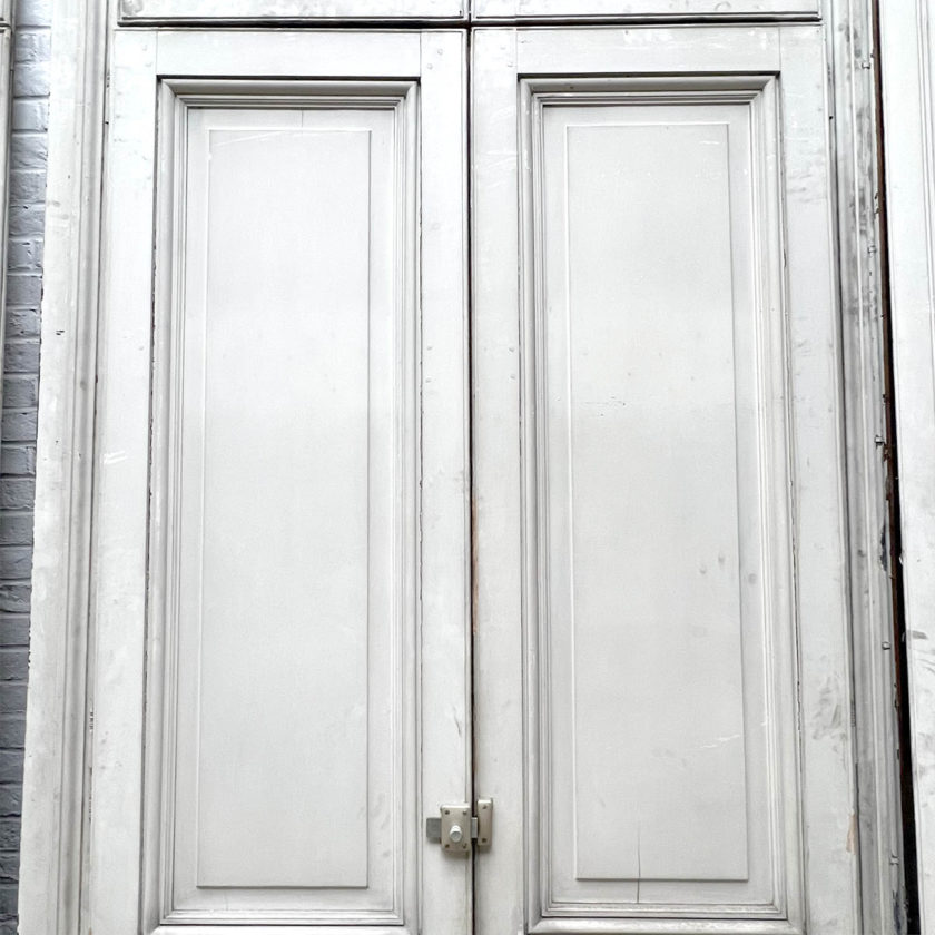 Haussmannian woodwork with double middle door
