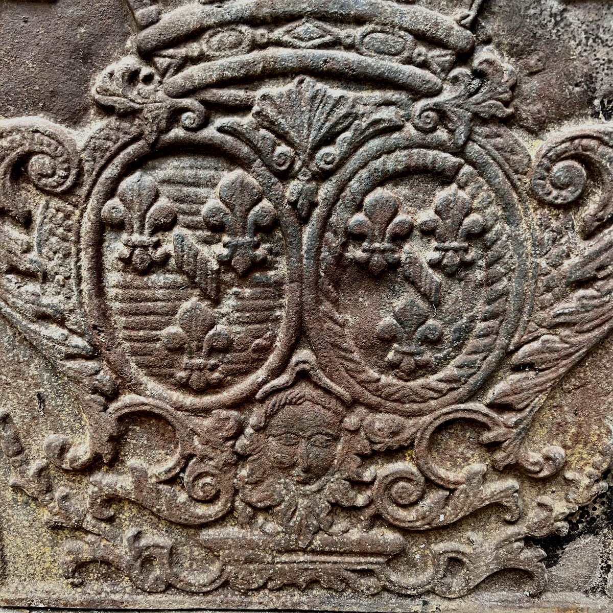 Plaque en fonte Fronton avec emblème pour cheminée Panneau de