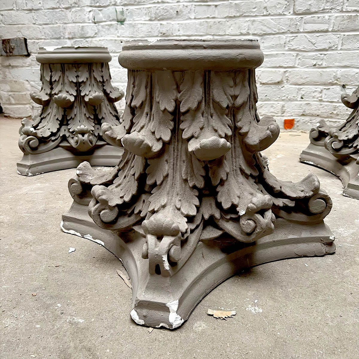 WhatsApp-Image-2023-09-29-at-111234-1 | Matériaux Authentiques Anciens pieds de colonne grise avec leurs socles