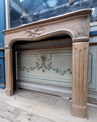 Wooden mantel in the 18th century style