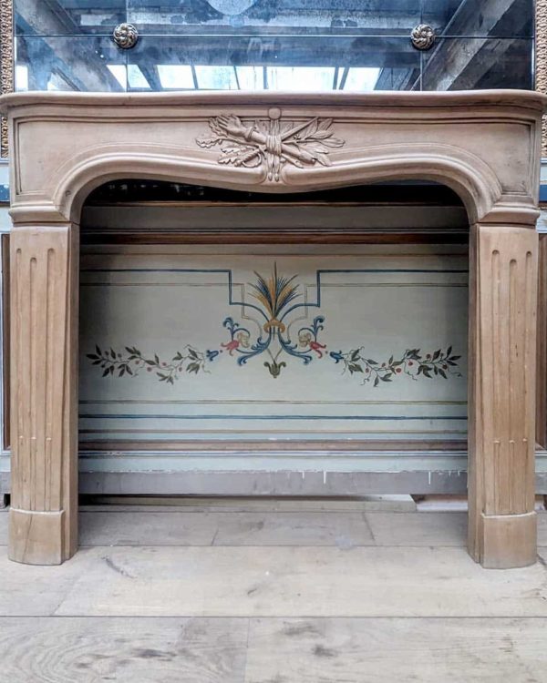 Cheminée en bois de style XVIII front