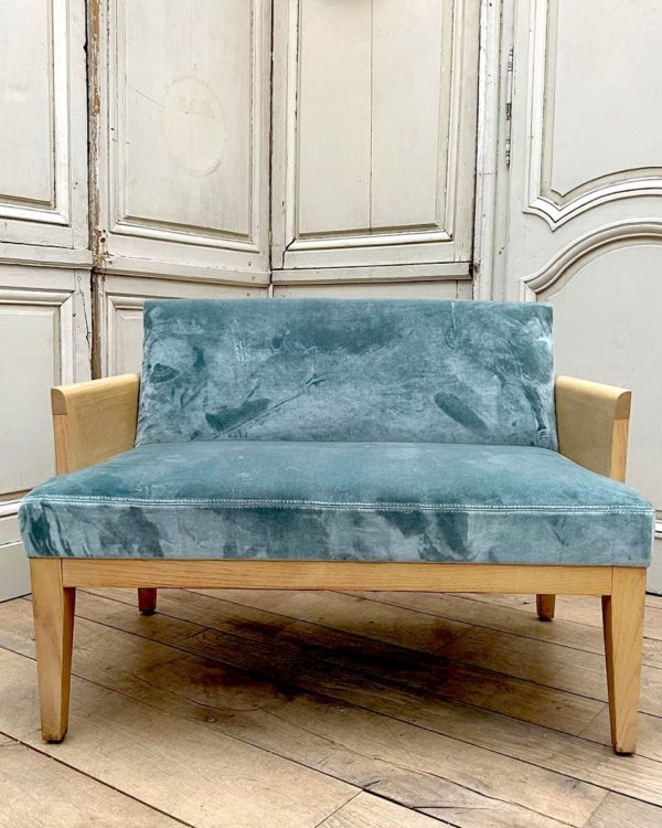 Banquette moderne avec tissu en velours bleu