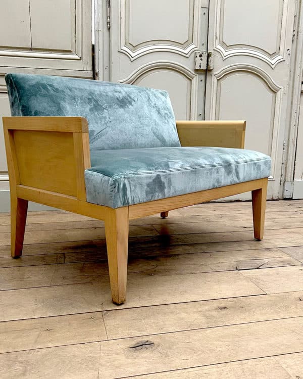 Banquette-moderne-avec-tissu-en-velours-bleu-3 | Matériaux Authentiques Modern bench seat with blue velvet fabric