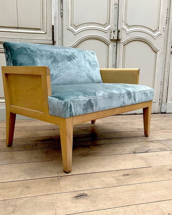 Banquette moderne avec tissu en velours bleu