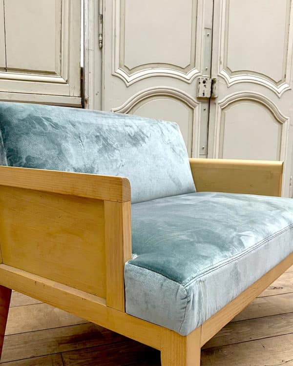 Banquette-moderne-avec-tissu-en-velours-bleu-4 | Matériaux Authentiques Modern bench seat with blue velvet fabric