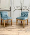 Chaise moderne avec tissu en velours bleu