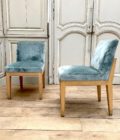 Chaise moderne avec tissu en velours bleu