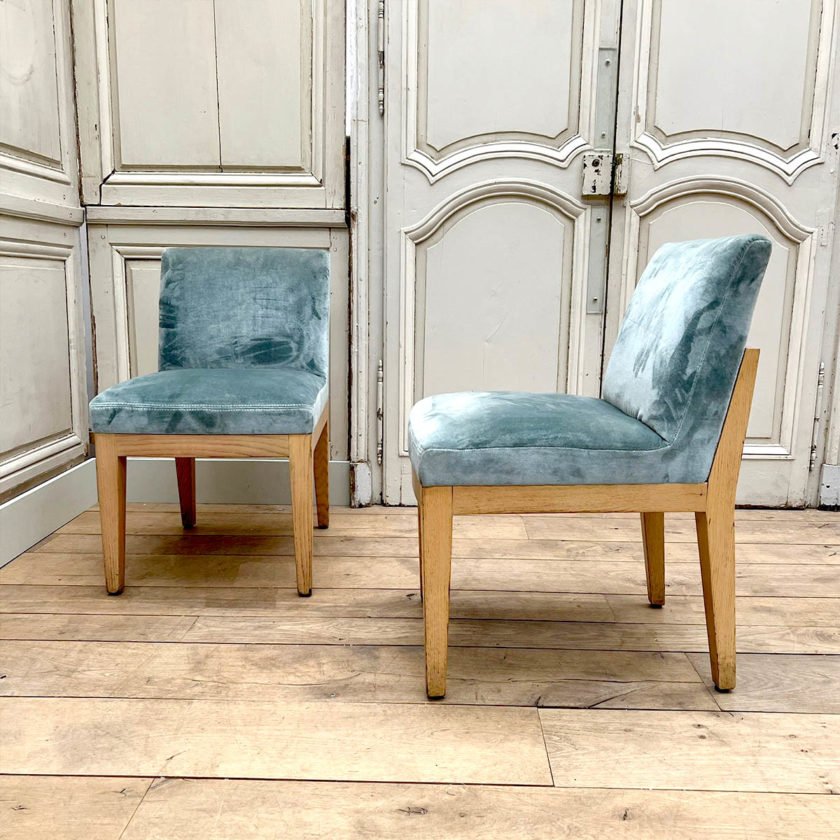 Chaise moderne avec tissu en velours bleu