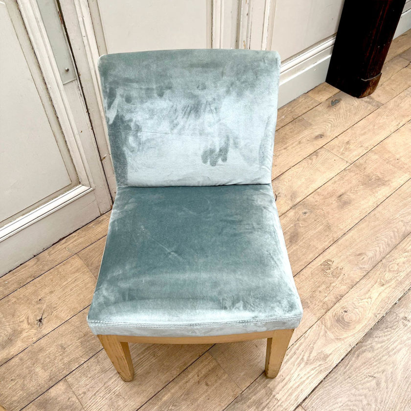Chaise moderne avec tissu en velours bleu