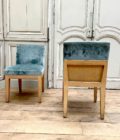 Chaise moderne avec tissu en velours bleu