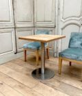Chaise moderne avec tissu en velours bleu