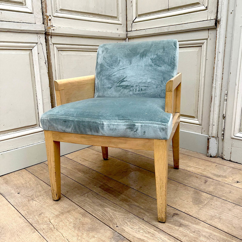 Modern armchair with blue velvet fabric