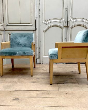 Modern armchair with blue velvet fabric