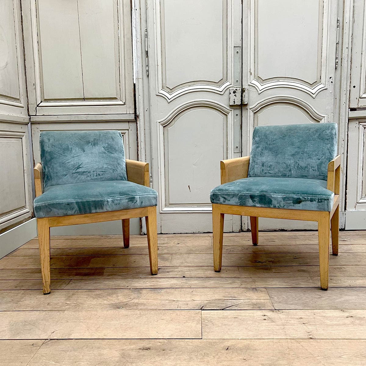 Fauteuil-moderne-avec-tissu-en-velours-bleu-5 | Matériaux Authentiques Modern armchair with blue velvet fabric