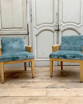 Modern armchair with blue velvet fabric