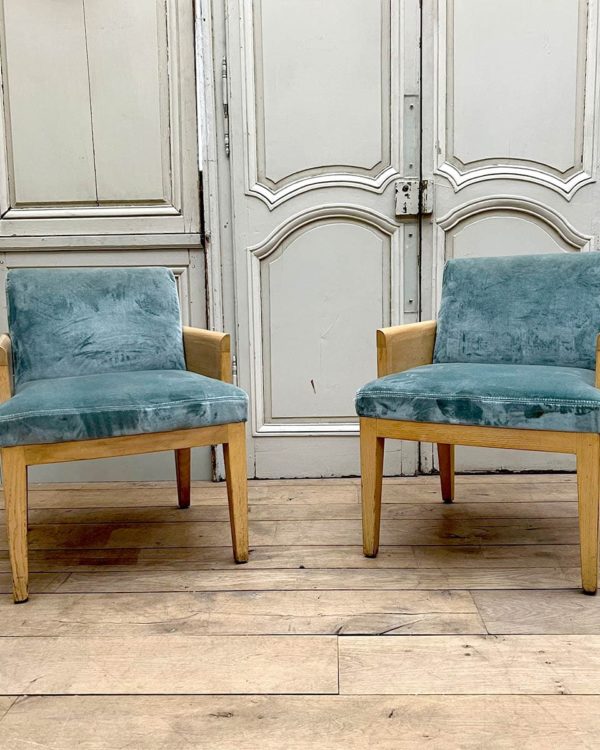 Modern armchair with blue velvet fabric