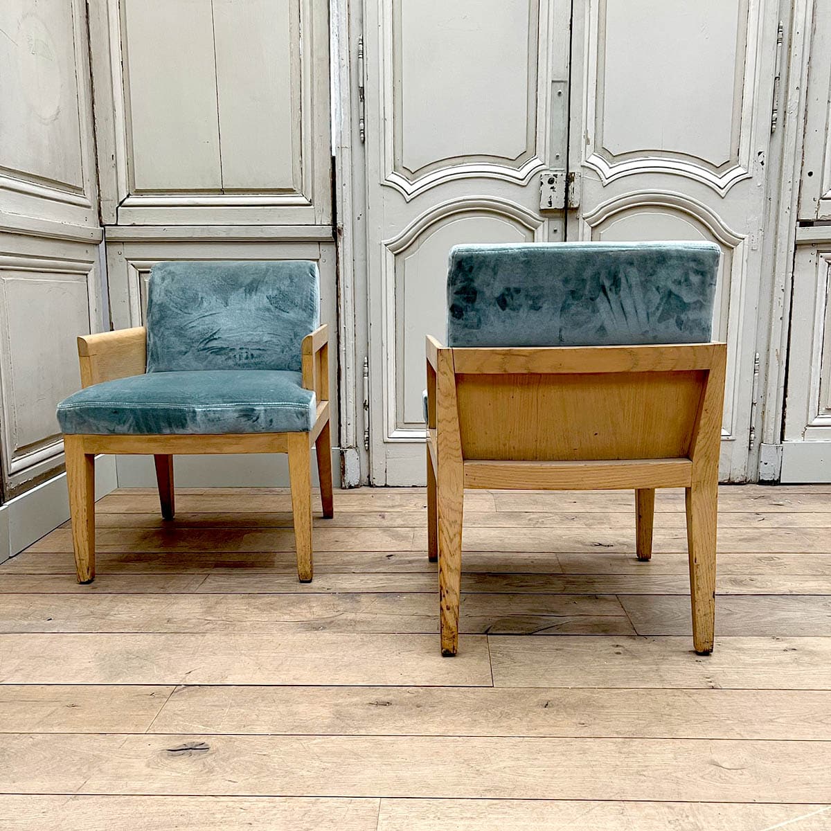 Fauteuil-moderne-avec-tissu-en-velours-bleu-6 | Matériaux Authentiques Modern armchair with blue velvet fabric