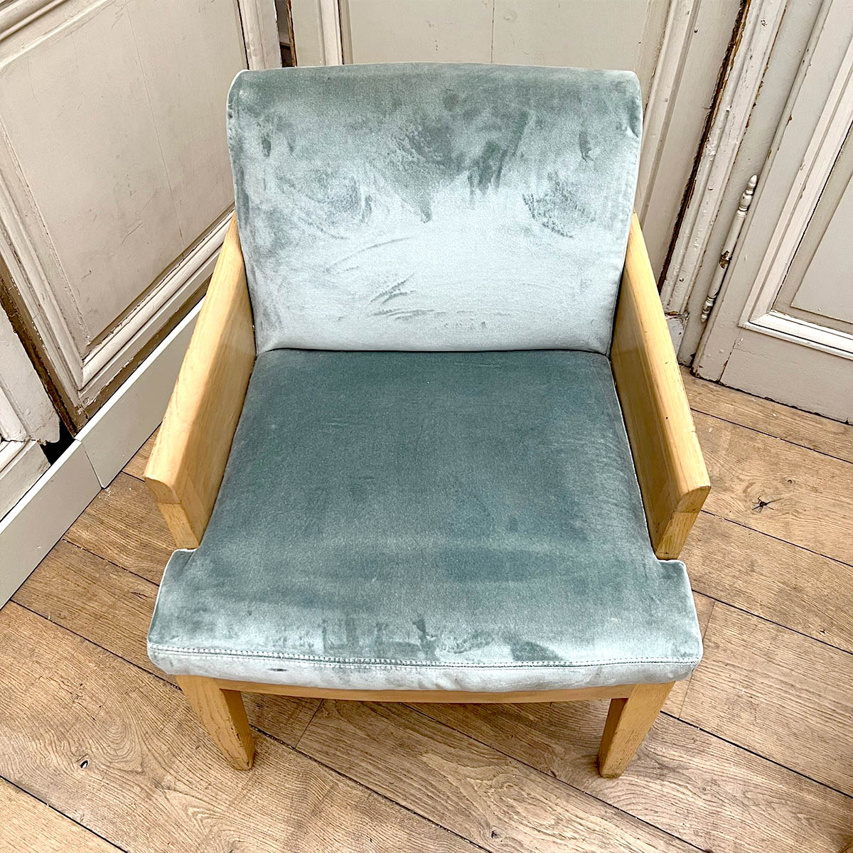 Fauteuil-moderne-avec-tissu-en-velours-bleu-8 | Matériaux Authentiques Modern armchair with blue velvet fabric