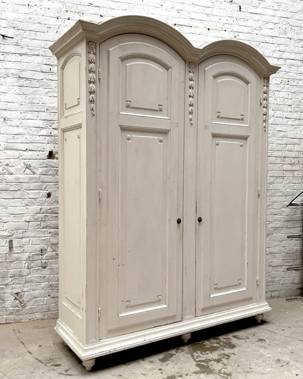 Armoire de style louis XVI