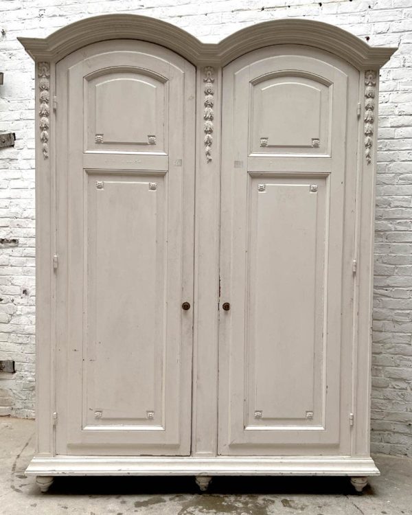 Armoire de style louis XVI