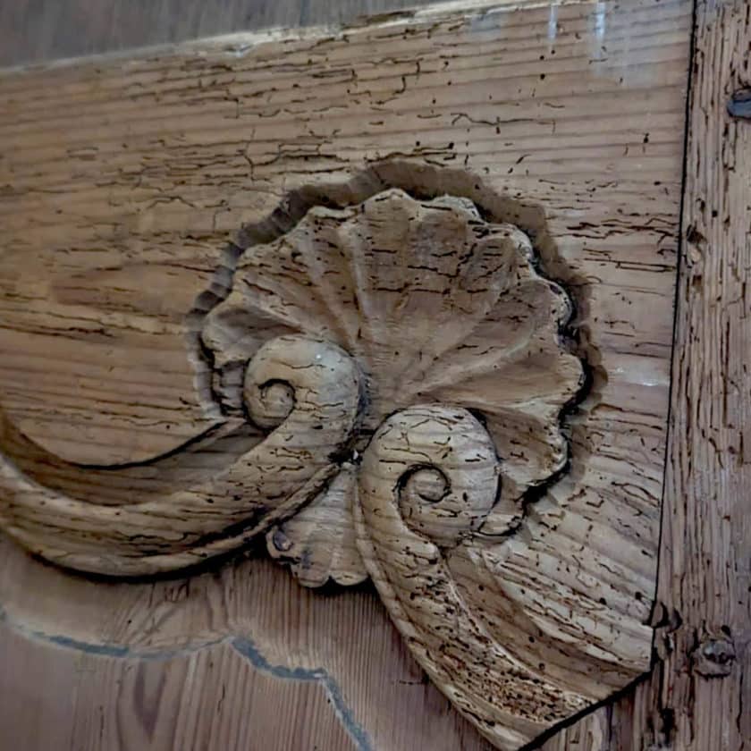 Double-porte-de-placard-en-sapin-style-Louis-XV-17x164-3 | Matériaux Authentiques Double porte de placard en sapin style Louis XV 118x164 cm