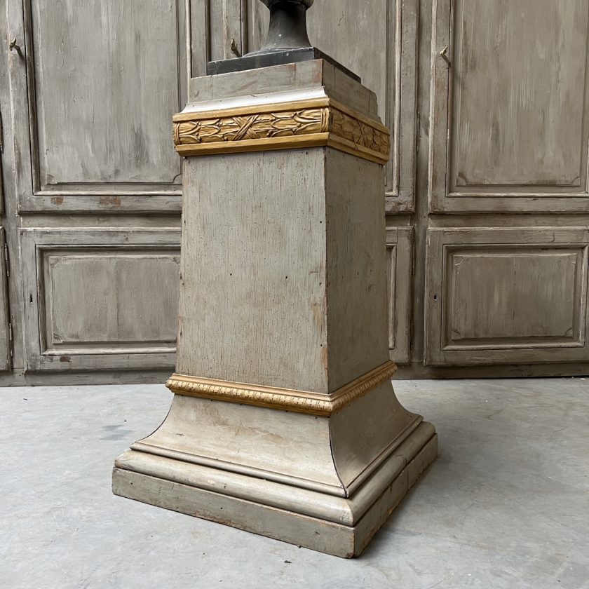 Stele with Roman bust in fiberglass