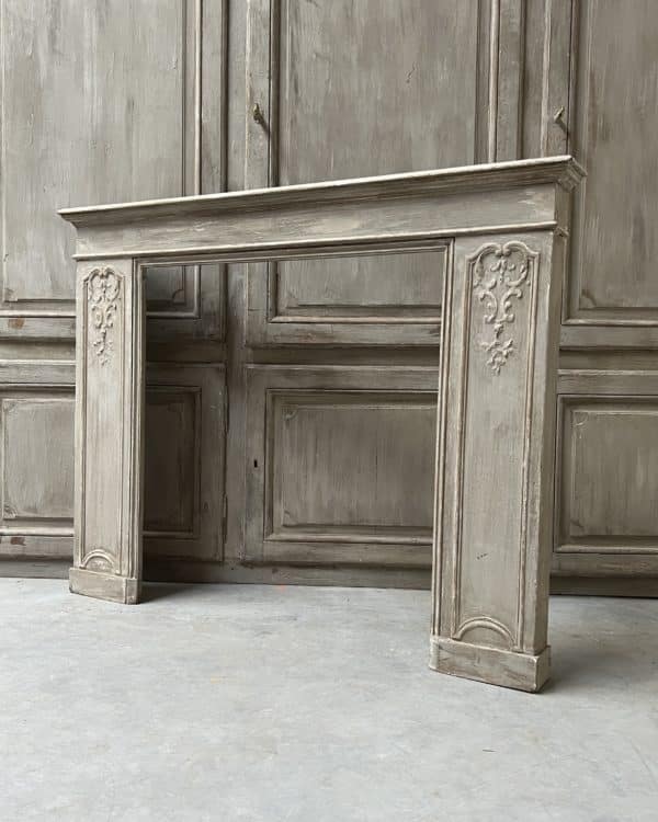 Manteau de cheminée patiné avec moulure