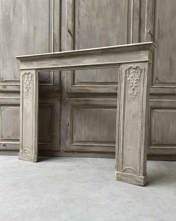 Patinated mantel with molding