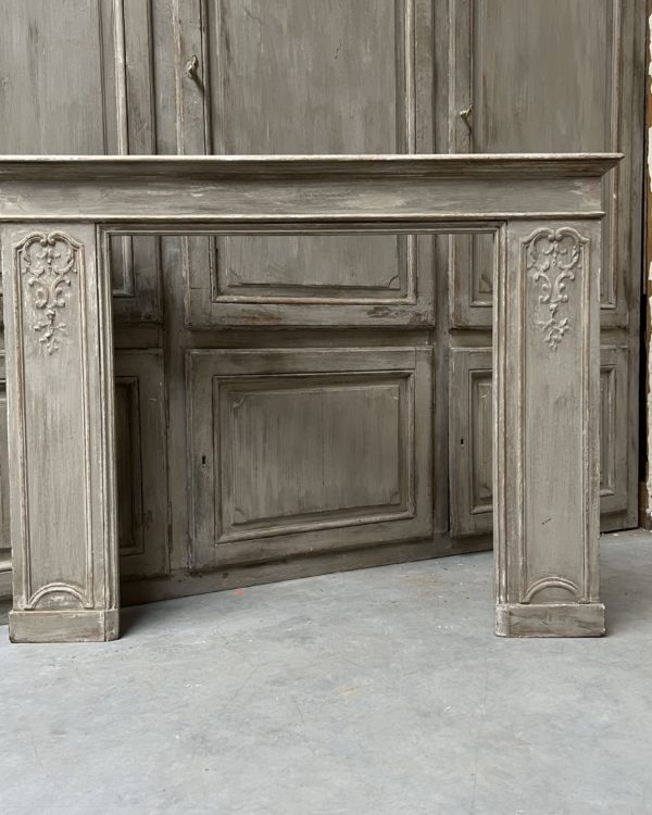 Patinated mantel with molding