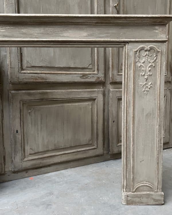 Manteau de cheminée patiné avec moulure