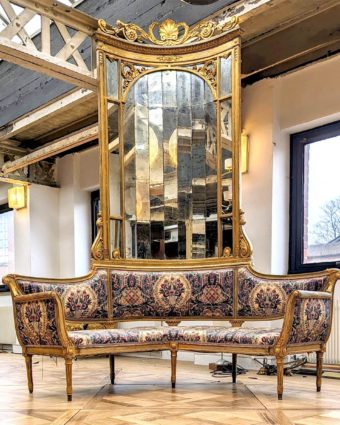 Napoleon III banquette dangle