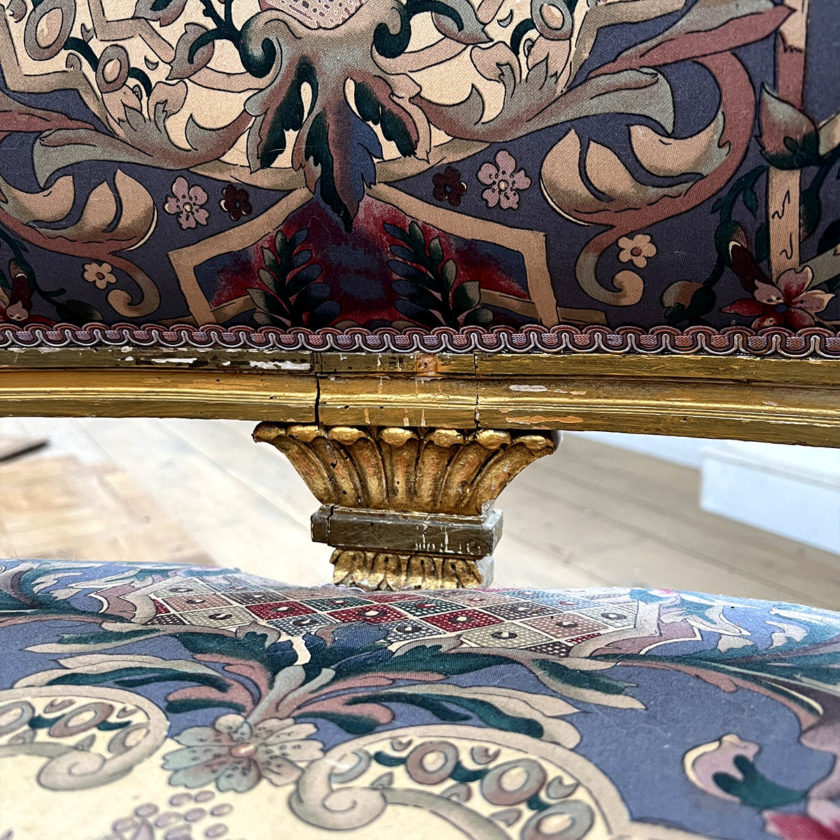 Napoleon III sofa zoom