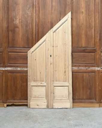 Double porte sous escaliers
