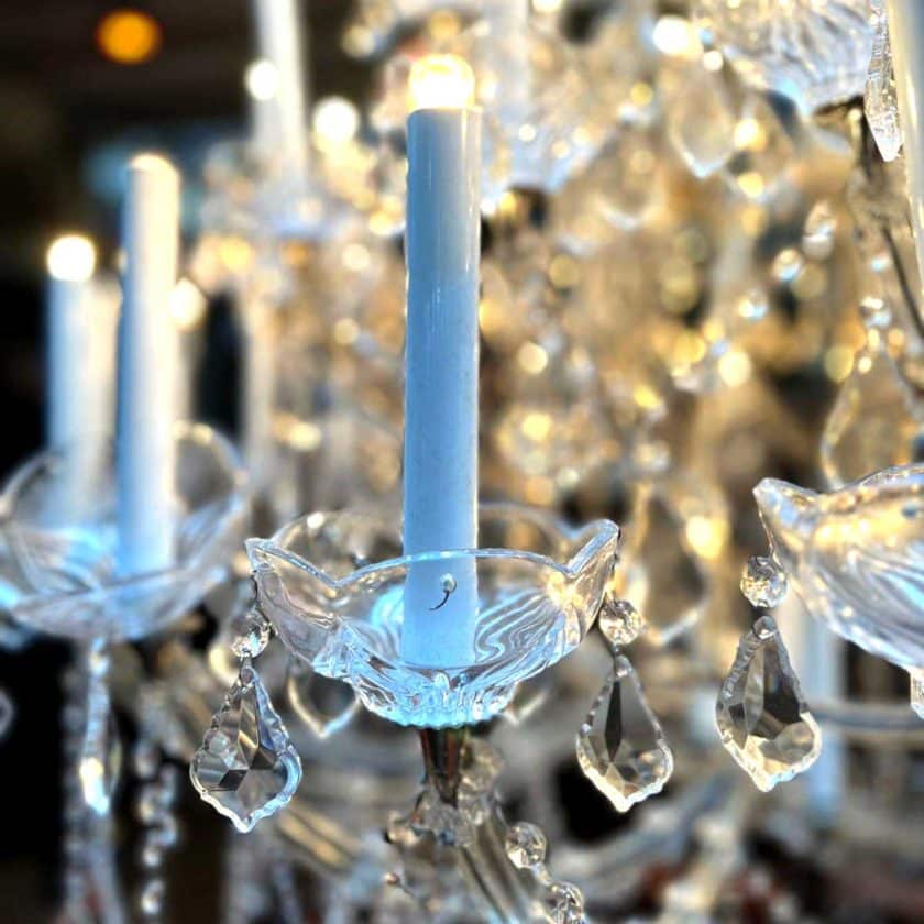66-arm chandelier in glass details