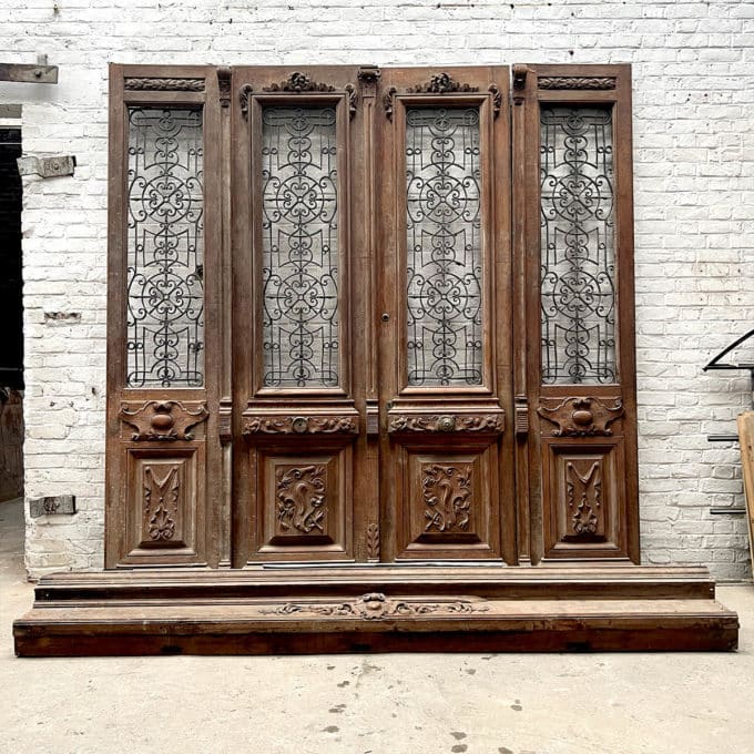 Quadryptic entrance door with transom