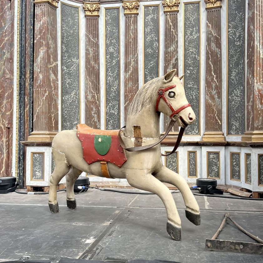 Cheval-en-bois-de-manege | Matériaux Authentiques cheval en bois