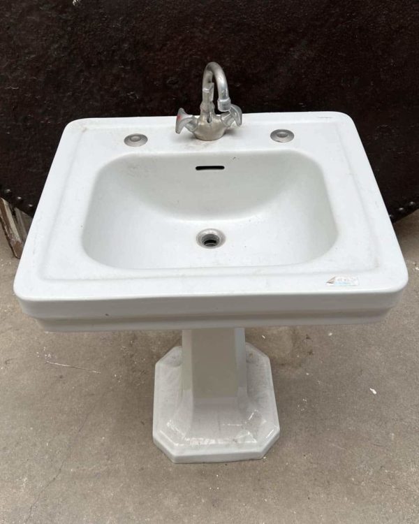 Antique pedestal washbasin