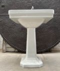 Lavabo ancien sur pied