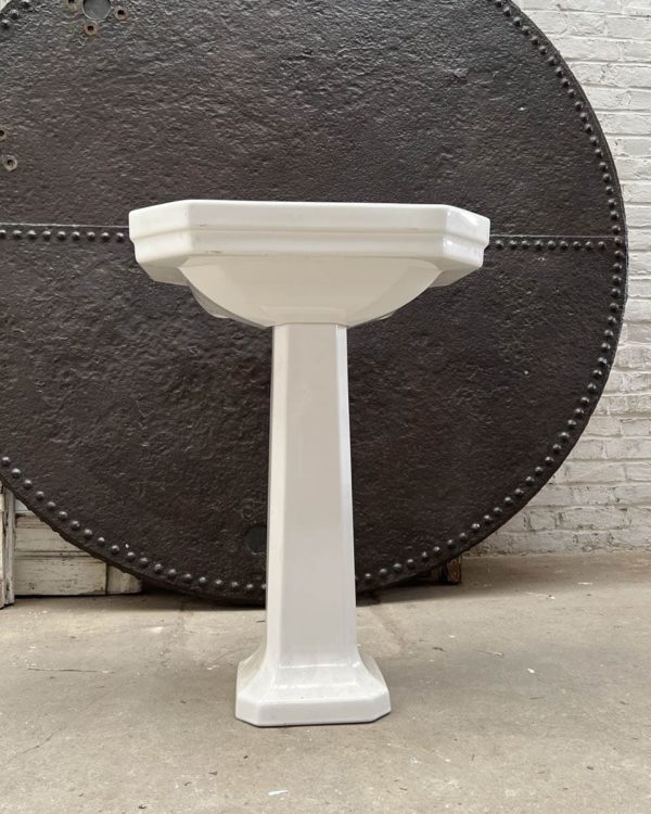 Antique pedestal washbasin
