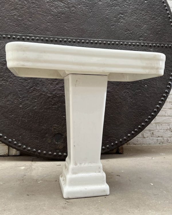 Antique pedestal washbasin