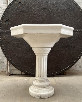 Lavabo ancien sur pied