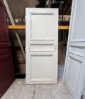 Ajoutez une touche de charme parisien et d'élégance classique à votre intérieur avec cette porte ancienne de style haussmannien. Mesurant 89 cm de large par 208,5 cm de hauteur