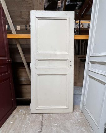 Ajoutez une touche de charme parisien et d'élégance classique à votre intérieur avec cette porte ancienne de style haussmannien. Mesurant 89 cm de large par 208,5 cm de hauteur
