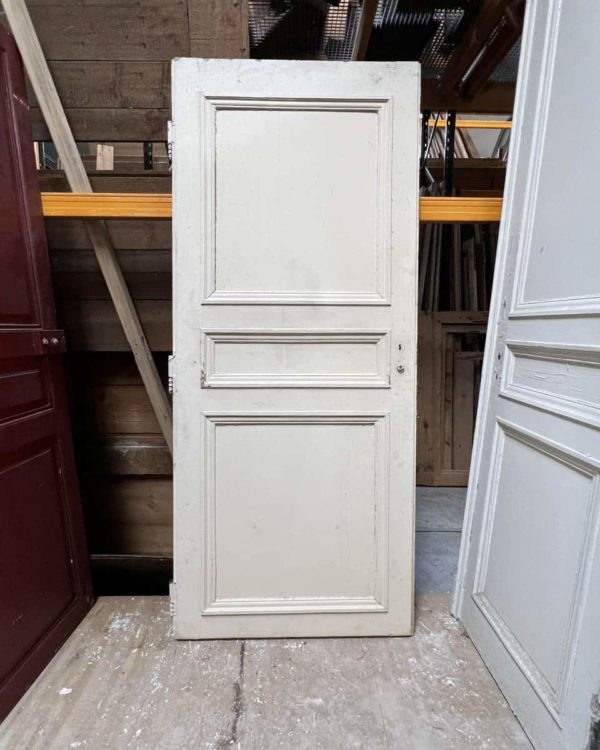 Add a touch of Parisian charm and classic elegance to your home with this antique Haussmann-style door. Measuring 89 cm wide by 208.5 cm high