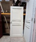 Ajoutez une touche de charme parisien et d'élégance classique à votre intérieur avec cette porte ancienne de style haussmannien. Mesurant 89 cm de large par 208,5 cm de hauteur