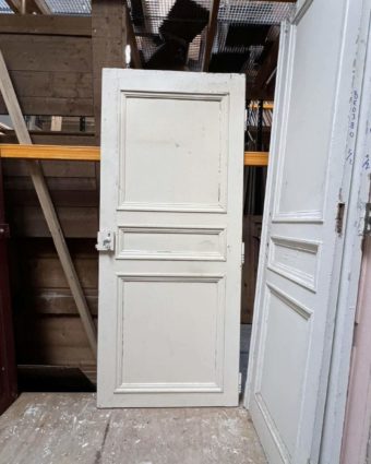 Ajoutez une touche de charme parisien et d'élégance classique à votre intérieur avec cette porte ancienne de style haussmannien. Mesurant 89 cm de large par 208,5 cm de hauteur
