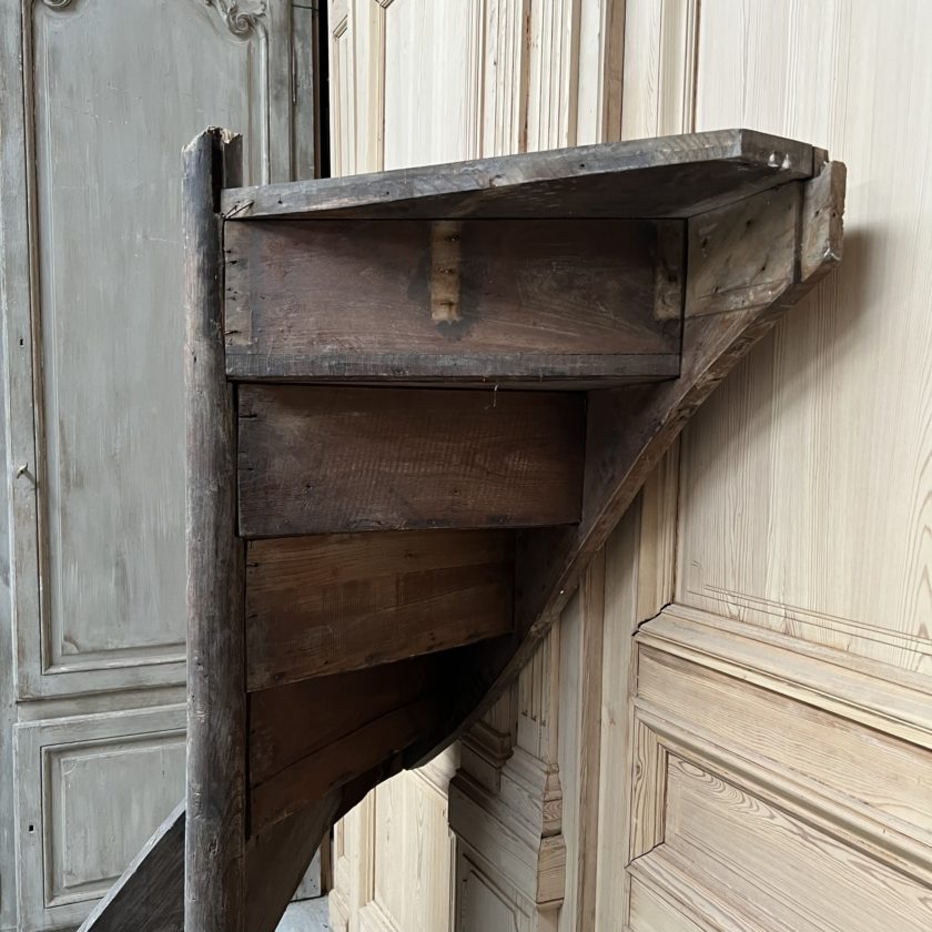 Escalier colimaçon en bois