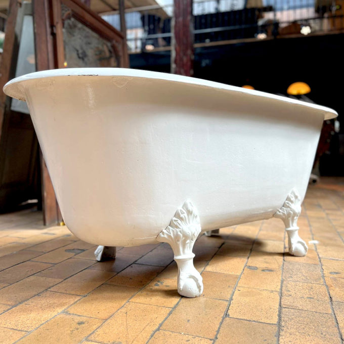 Eagle-leg bathtub